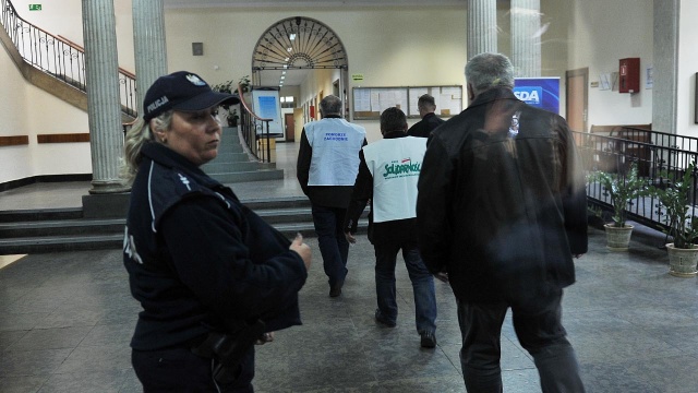 Zatrzymani tydzień temu rolnicy spod Pyrzyc nie zostaną na razie zwolnieni, choć rozmowy z prokuratorem przyniosły postęp w sprawie - zapewniali przedstawiciele związkowców protestujących przed szczecińską prokuraturą.