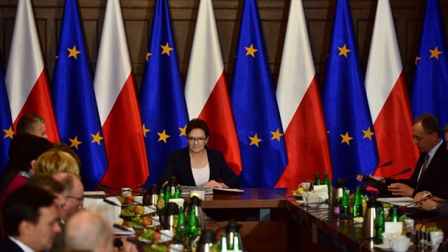Zachodnia obwodnica Szczecina będzie budowana ze środków budżetu państwa. Trasa znalazła się w rządowym planie budowy drogi S6 - ogłosiła premier Ewa Kopacz na wyjazdowym posiedzeniu rządu w Szczecinie.