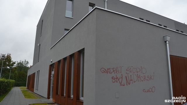 Wandale pomalowali sprayem elewację nowego Centrum Spraw Społecznych w Kołobrzegu.