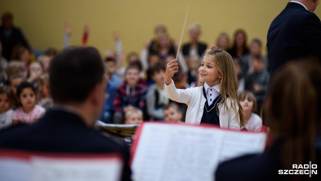 Niemieccy policjanci zagrali dla polskich uczniów i ich rodziców. Koncert odbył się w Szczecinie z okazji Dnia Edukacji Narodowej. W Szkole Podstawowej nr 7 na Warszewie wystąpiła brandenburska orkiestra policyjna.