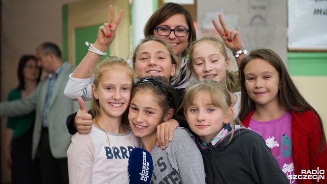 14 października to ich święto. Zamiast jednak świętować, nauczyciele pojechali do stolicy strajkować. Za to dzieci postanowiły złożyć im szczere życzenia.