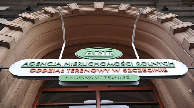Rolnicy krytykują zmiany w dyrekcji zachodniopomorskiej Agencji Nieruchomości Rolnych. Jak sugerują w przesłanym do naszej redakcji oświadczeniu, Tomasz Ciodyk z centrali ANR-u, który zastąpi dotychczasowego dyrektora szczecińskiej Agencji Roberta Zborowskiego, nie będzie wspierał polskich rolników.
