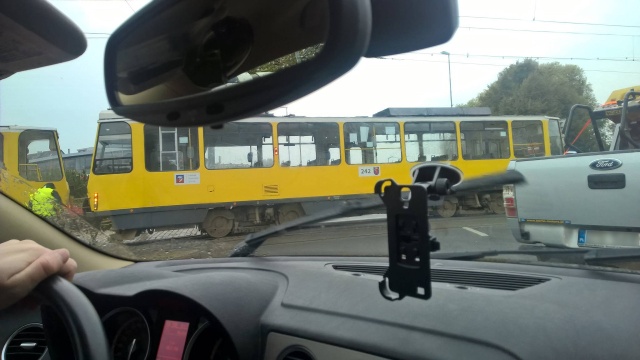 Tramwajowa dwunastka wypadła z szyn na rondzie Giedroycia w Szczecinie i uderzyła w przejeżdżający obok tramwaj. Nikomu nic się nie stało.