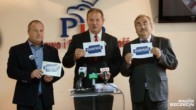 Szczeciński PiS rozdaje PiS-paki, czyli materiały promujące partię. Zapotrzebowanie jest duże - informują politycy, bo jest coraz więcej wolontariuszy.