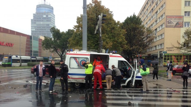 Karambol w centrum Szczecina. Około godziny 14 na rogu alei Wyzwolenia z ulicą Rayskiego z karetką zderzyły się dwa samochody osobowe: opel astra i renault kangoo. Osoby poszkodowane to ratownik, pacjent oraz osoba podróżująca z chorym.
