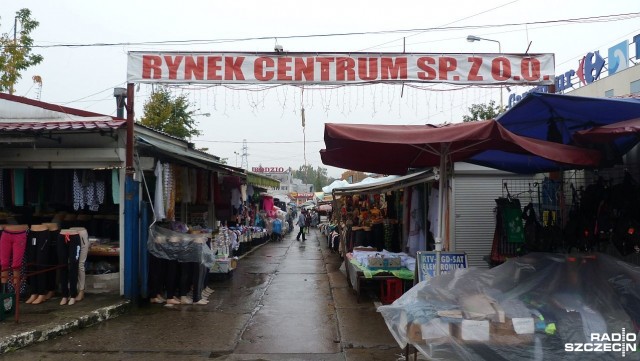Koniec z nierównym chodnikiem oraz ze zdewastowanymi pawilonami. Rynek Centrum, czyli targowisko przy alei Bohaterów Warszawy w Szczecinie, przejdzie remont. Kupcy zebrali trzy mln zł.