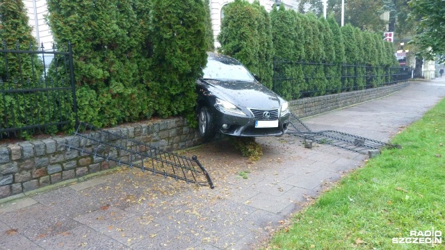 Staranowała ogrodzenie, bo najprawdopodobniej pomyliła gaz z hamulcem. Na parkingu hotelu Atrium przy al. Wojska Polskiego w Szczecinie, kierująca Lexusem parkowała i w przebiła się przez płot.
