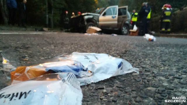 Do wypadku doszło z samego rana w niedzielę na ulicy Chopina w Szczecinie. Samochód terenowy wpadł w poślizg i uderzył w mur.