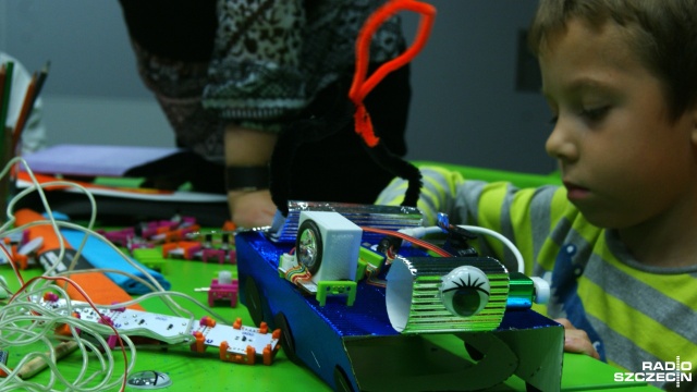 Młodzi szczecinianie zajęli się przygotowaniami do misji na czerwoną planetę. Robili to w miejskiej bibliotece przy placu Zwycięstwa podczas warsztatów z programowania.