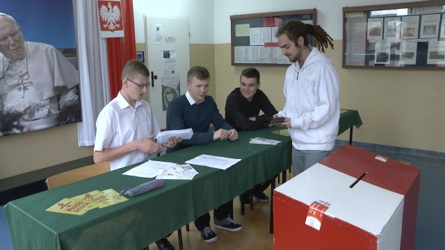 Nastolatkowie wybierali posłów. Uczniowie szczecińskiego Zespołu Szkół Łączności wzięli udział w prawyborach.