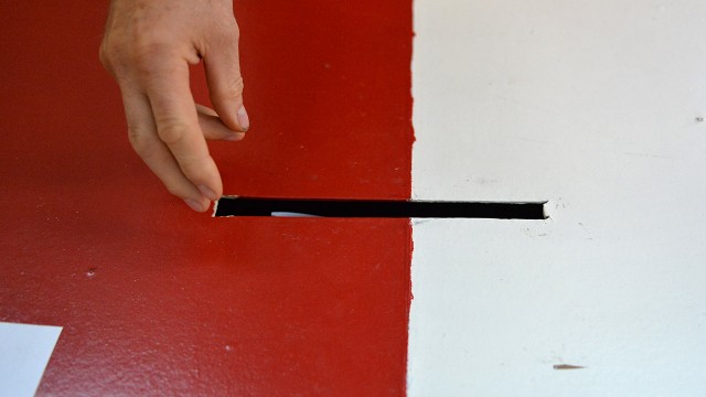 Co trzeci wyborca ze Szczecina nie poprze żadnego kandydata do Senatu, kolejne 30 proc. pytanych jeszcze nie zdecydowało na kogo zagłosuje - wynika z sondażu Wyższej Szkoły Humanistycznej dla Radia Szczecin.
