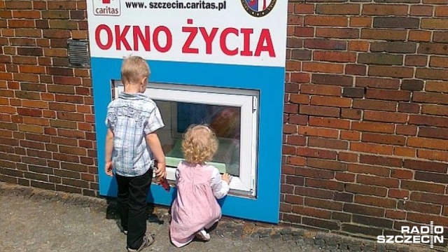Organizacja Narodów Zjednoczonych wzywa Polskę do likwidacji tzw. okien życia. Według przedstawicieli Komitetu Praw Dziecka ONZ, naruszają one prawo dzieci do tożsamości. Czy polskie okna życia powinny być zamykane - o tym rozmawiali goście programu Radio Szczecin na Wieczór.