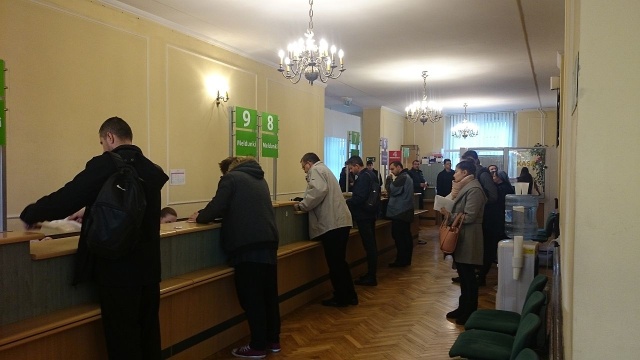 Nawet godzinę trzeba było odstać w kolejce, żeby dopisać się do spisu wyborców w Szczecinie. We wtorek była ostatnia szansa na załatwianie formalności w dowolnym urzędzie w kraju, aby głosować poza miejscem stałego zameldowania.