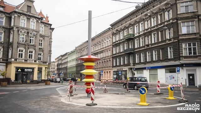 We wtorek wieczorem rozpoczął się montaż siedmiometrowego żółto-czerwonego bąka. Nowoczesna rzeźba przedstawia bąka, czyli dziecięcą zabawkę.