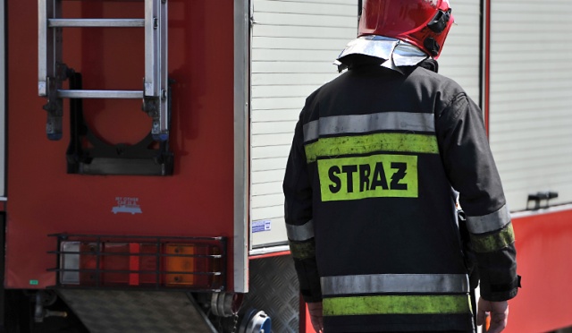 Samochód osobowy płonął na ul. Trzesieckiej w Szczecinku. Do zdarzenia doszło w środę ok. godz. 14.30.