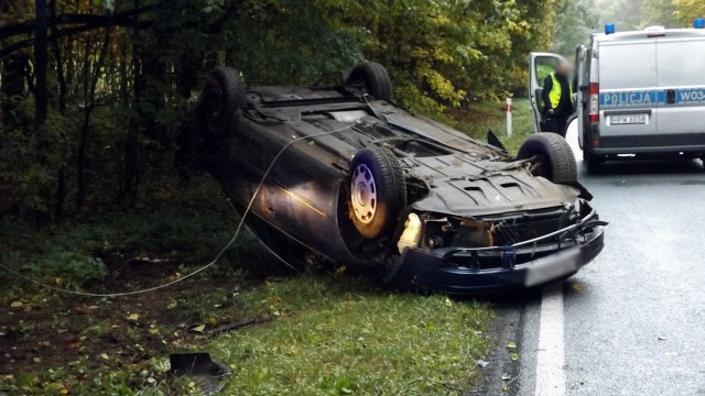 Samochód osobowy dachował na drodze krajowej nr 26, na odcinku między Chojną a Trzcińskiem-Zdrojem. Do wypadku doszło w środę przed godz. 15.