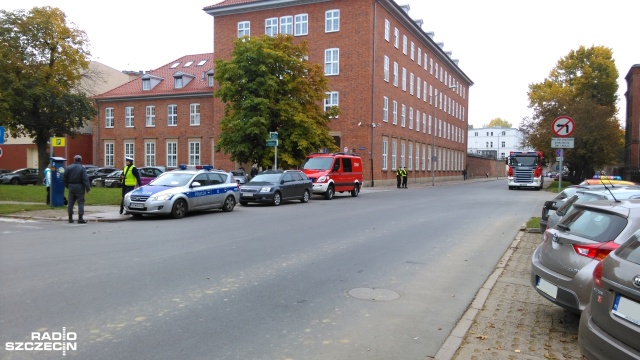 W czwartek w pobliżu szczecińskiego Aresztu Śledczego przy ul. Kaszubskiej przez ponad godzinę trwały ćwiczenia antyterrorystów, policjantów i pracowników służby więziennej.