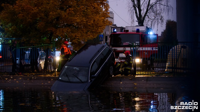 Samochód w basenie przeciwpożarowym przy ulicy Brzozowskiego w Szczecinie. Kierowca VW Passata staranował ogrodzenie i wjechał do wody.