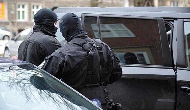 Szczecińscy funkcjonariusze Agencji Bezpieczeństwa Wewnętrznego zatrzymali 8 osób podejrzanych o wyłudzenie VAT przy handlu olejem rzepakowym i asfaltem. Skarb Państwa stracił na tym ponad 31 milionów złotych.