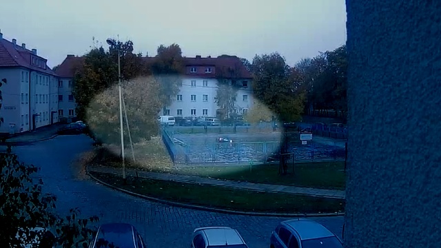 Policjanci szukają kierowcy, który w czwartek wieczorem wjechał samochodem do basenu przeciwpożarowego przy placu Norwida w Szczecinie. Właściciel auta twierdzi, że to nie on.