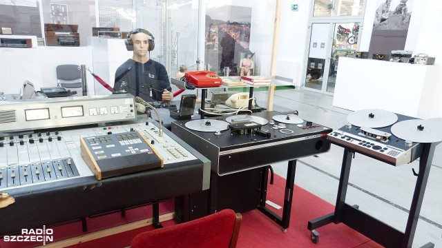 Lampowe i tranzystorowe radioodbiorniki, magnetofon marki Unitra oraz gramofony i stare telewizory - takie unikaty można podziwiać na wystawie Po obu stronach kabla. Polska radiofonia i telewizja. Technika i życie codzienne w szczecińskim Muzeum Techniki i Komunikacji.