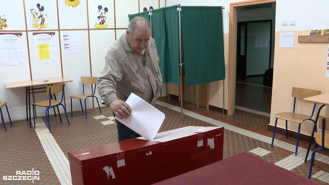 Pierwsi wyborcy oddali już głosy w wyborach do Sejmu i Senatu. Lokale wyborcze zostały otwarte w niedzielę o 7. Będą otwarte do godz. 21.