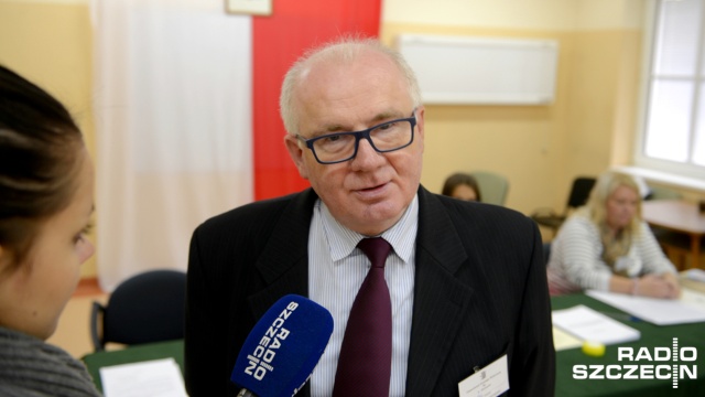 Pacjenci i lekarze oddają głosy w szpitalnych komisjach wyborczych.