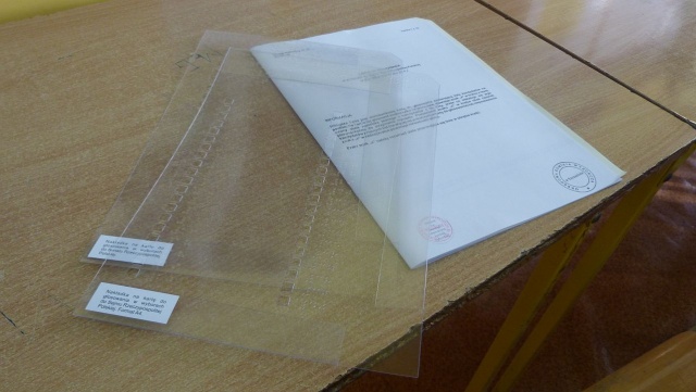 Jak mówi Kacper Kozłowski, niewidomy od urodzenia 27-latek ze Szczecina, nakładki w alfabecie Braille039a nie zawierają nazwisk kandydatów i ich komitetów wyborczych. Bez asystenta trudno zagłosować.