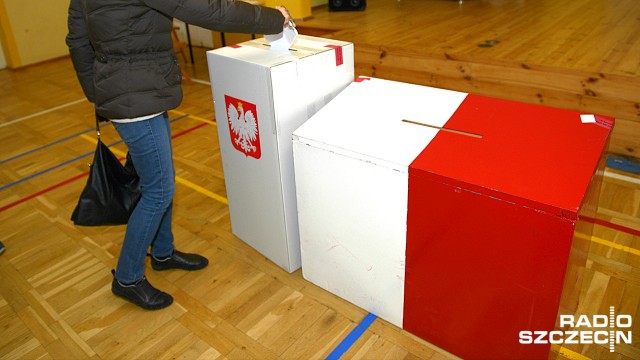 Zabrakło miejsca na karty do głosowania w urnie lokalu wyborczego przy ulicy Ostrawickiej w Szczecinie - informuje nas słuchacz.