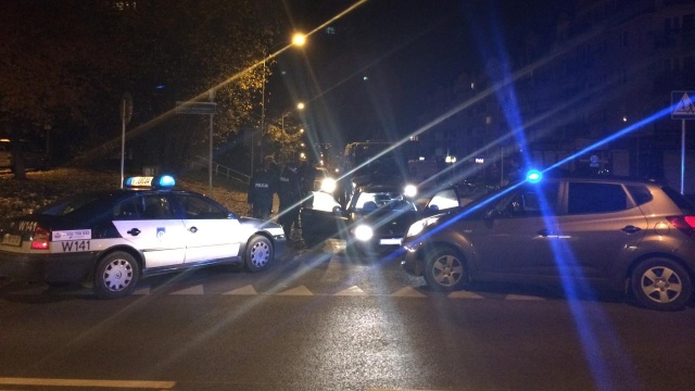Nocna interwencja policji na skrzyżowaniu ulic Łuczniczej i Warcisława w Szczecinie. Funkcjonariusze czterema radiowozami zablokowali tam samochód osobowy.