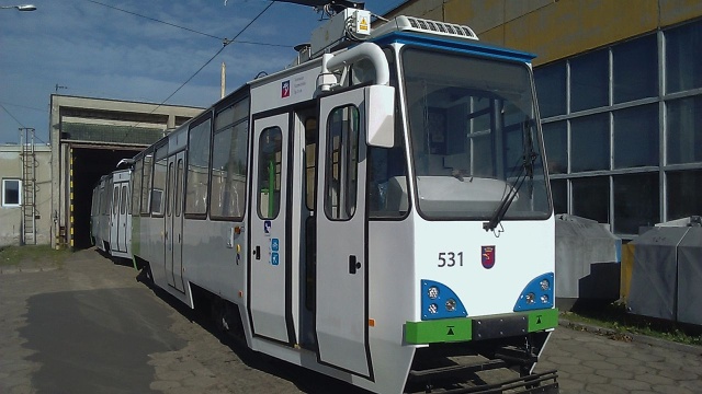 Na szczecińskich torowiskach można w poniedziałek zobaczyć pierwszy z sześciu wyremontowanych od podstaw tramwajów.