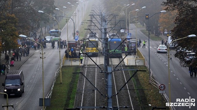 Coraz trudniej jest przejechać obok szczecińskiego Cmentarza Centralnego. Pogoda sprzyja i bardzo dużo osób chce już teraz odwiedzić groby swoich najbliższych.