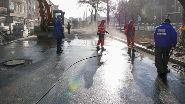 Na aleję Niepodległości wjeżdża w środę od rana ciężki sprzęt. Energopol Szczecin przystępuje do układania ostatniej warstwy asfaltu na przebudowywanym odcinku od Bramy Portowej do placu Żołnierza.
