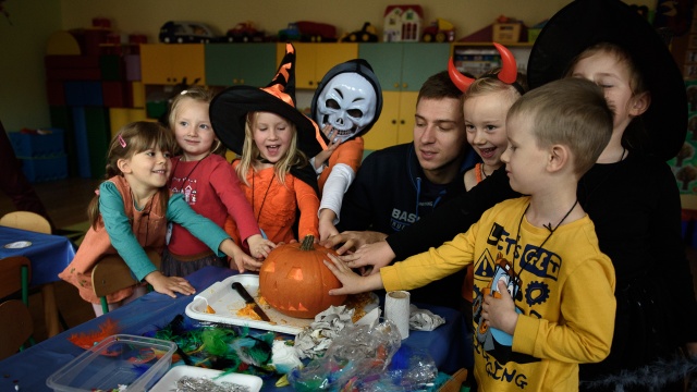 Koszykarze King Wilków Morskich pomogli dzieciom w przygotowaniach do Halloween. Maciej Majcherek i Marcin Nowakowski odwiedzili przed świętem duchów i potworów Przedszkole nr 5 przy ul. Tomaszowskiej w Szczecinie.