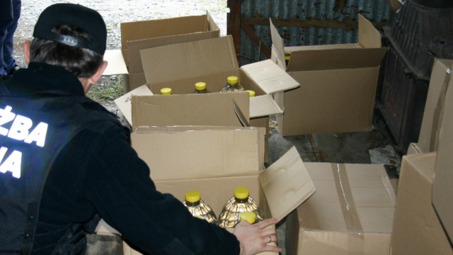 Prawie 1000 litrów nielegalnego alkoholu w garażu i mieszkaniu przechowywał mieszkaniec Szczecina. Mężczyznę zatrzymali właśnie funkcjonariusze Służby Celnej.