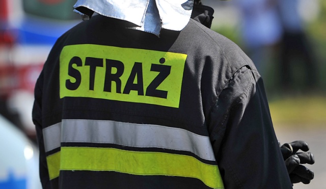 Auto osobowe zderzyło się z ciężarówką na krajowej szóstce. Do wypadku doszło w piątek wieczorem na wysokości miejscowości Lisowo w powiecie gryfickim.