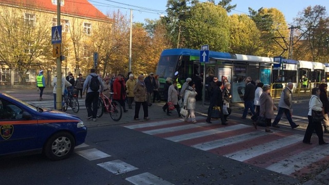 Coraz więcej osób odwiedza groby na Cmentarzu Centralnym, spory ruch jest także przy stoiskach handlowych.