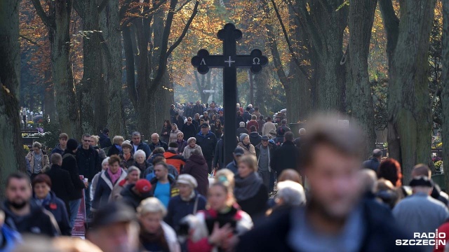 Szczecinianie przed dniem Wszystkich Świętych odwiedzają i porządkują groby swoich krewnych i przyjaciół. Porządki trwają od wczesnego poranka.