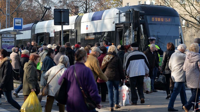 Ruch z każdą chwila jest coraz większy. Ulica Ku Słońcu od ronda Gierosa, w kierunku ul. Sikorskiego jest zamknięta. Trudno będzie też znaleźć miejsce parkingowe w pobliżu Cmentarza Centralnego. Policjanci apelują o korzystanie z komunikacji miejskiej i nie przyjeżdżanie w rejon nekropolii samochodami.
