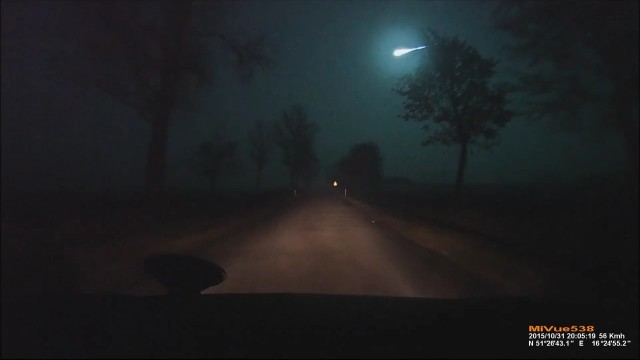Jasny rozbłysk na północnym niebie Polski można było zaobserwować w sobotę około godziny 19. Najprawdopodobniej był to fragment martwej komety, która przelatywała o tej porze w okolicy Ziemi.