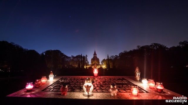 Krzyż Katyński, Pomnik Pamięci Sybiraków czy Tym, którzy nie powrócili z morza - to tylko niektóre z blisko trzydziestu monumentów i tablic na Cmentarzu Centralnym, które odwiedzają w sobotni wieczór szczecinianie.