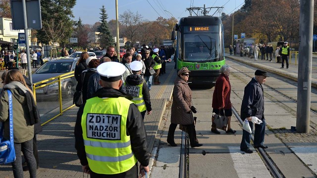 Tłok jest jedynie w tramwajach, które odjeżdżają z rejonu Cmentarza Centralnego. Łatwiej też zaparkować samochód - wiele miejsc jest już pustych.