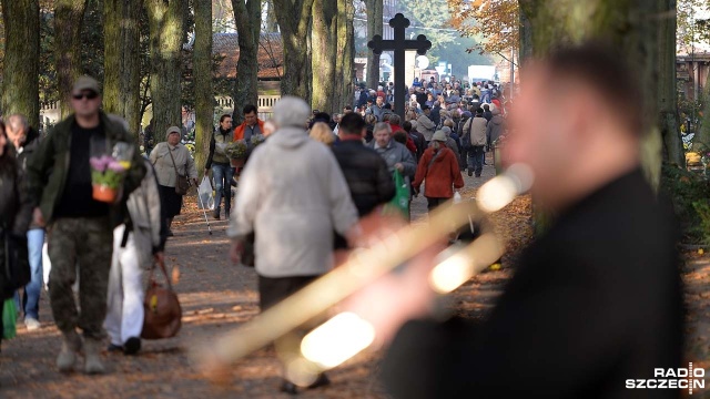 Odwiedzający nekropolie wykorzystują pogodną aurę, rozmawiają, wspominają, modlą się, zapalają znicze i wspomagają kwesty.