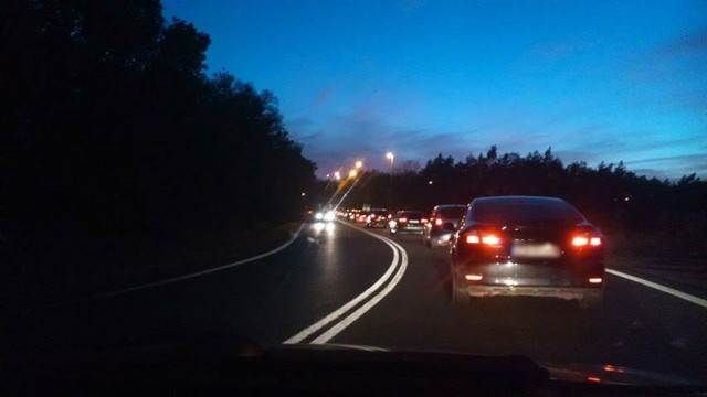 Sytuacja na drogach wjazdowych do Szczecina wróciła do normy. Około 19.00 kierowcy na trasie A6 w okolicach Rudnika, Kijewa i Podjuch stali w długim korku.