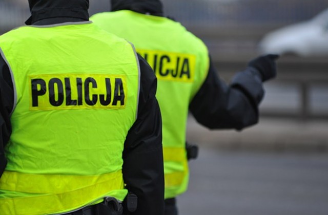 Kończy się powoli druga doba policyjnej akcji Znicz. Na Cmentarzu Centralnym w Szczecinie nadal widać bardzo dużo osób odwiedzających groby i nadal ulica Ku Słońcu jest w obu kierunkach zamknięta.