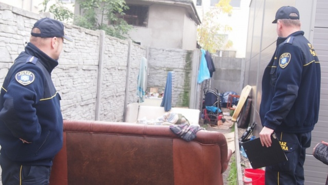 Ruszyły poszukiwania bezdomnych w Goleniowie. Policjanci, strażnicy miejscy i pracownicy Ośrodka Pomocy Społecznej odwiedzają i sprawdzają m.in. pustostany, działki czy dzikie koczowiska.