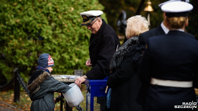 Fundacje i stowarzyszenia, które kwestowały podczas dnia Wszystkich Świętych na szczecińskim Cmentarzu Centralnym, policzyły datki.