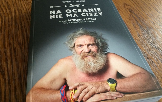 Nowa biografia słynnego kajakarza z Polic. Na rynek trafiła książka Na oceanie nie ma ciszy, która opowiada o Aleksandrze Dobie. Można w niej przeczytać m.in. o wyprawach policzanina kajakiem przez Atlantyk oraz zobaczyć zdjęcia z różnych podróży.