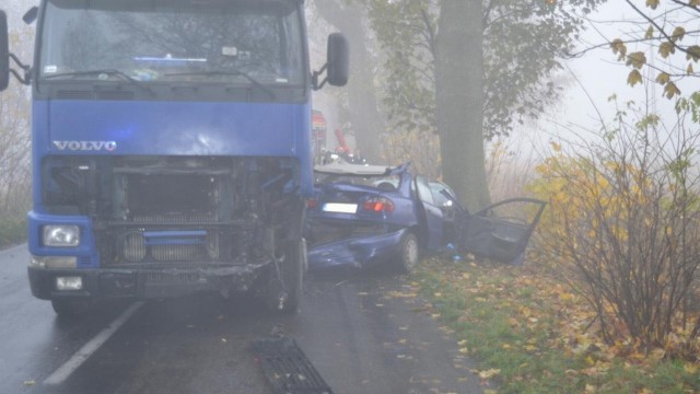 Dwie osoby zostały ranne w wypadku na drodze wojewódzkiej nr 148. W środę przed godz. 8 na odcinku między Łobzem a Reskiem auto osobowe zderzyło się z tirem.