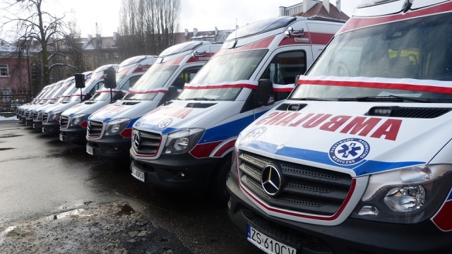 10 karetek kupiła Wojewódzka Stacja Pogotowia Ratunkowego w Szczecinie. Ambulanse kosztowały prawie pięć mln zł. Trafią do dziewięciu miejscowości w regionie, m.in. Szczecina, Gryfina i Drawska Pomorskiego.